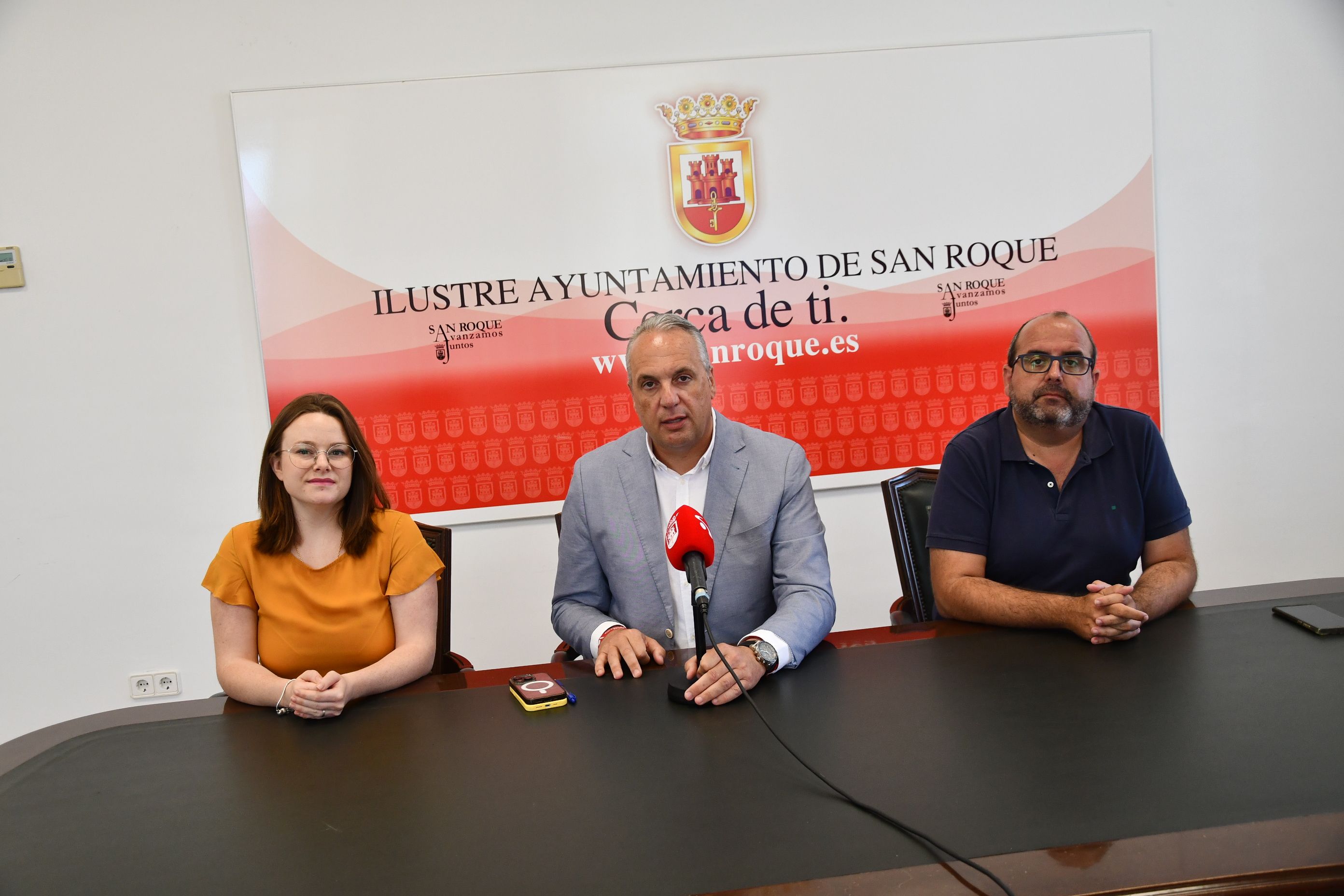 El alcalde de San Roque, Juan Carlos Ruiz Boix, junto con el teniente de alcalde, Óscar Ledesma, y la concejal, Rocío Fernández