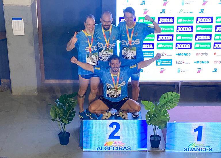 El equipo de Relevo 4x400 metros del CA Bahía de Algeciras, en el podio con la medalla de plata en el Nacional Máster