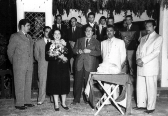 Lámina 4. Amparo Cruz Herrera recibiendo un premio en el Concurso-Exposición de Pintura y Escultura, 1953. Colección particular. Foto: IECG. 
