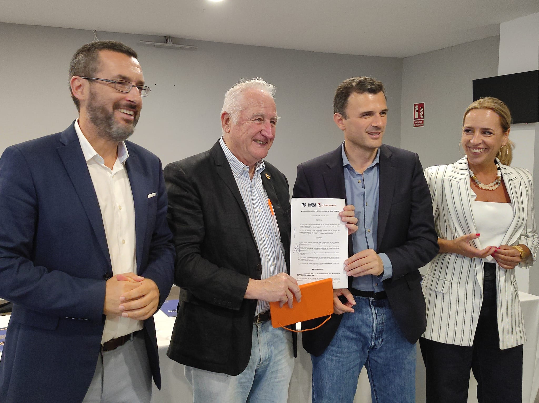 El acuerdo de gobierno de La Línea 100x100 y PP, punto por punto. En esta imagen, firma del documento el pasado 16 de junio. Foto: S.D. / 8Directo.