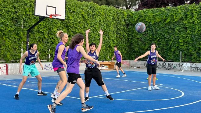 Azahara junto a su equipo de baloncesto Azahara junto a su equipo de baloncesto