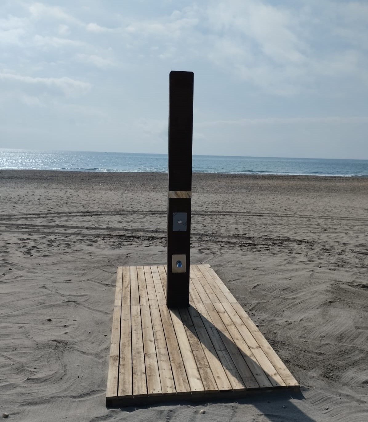 Ducha en el litoral de La Línea.