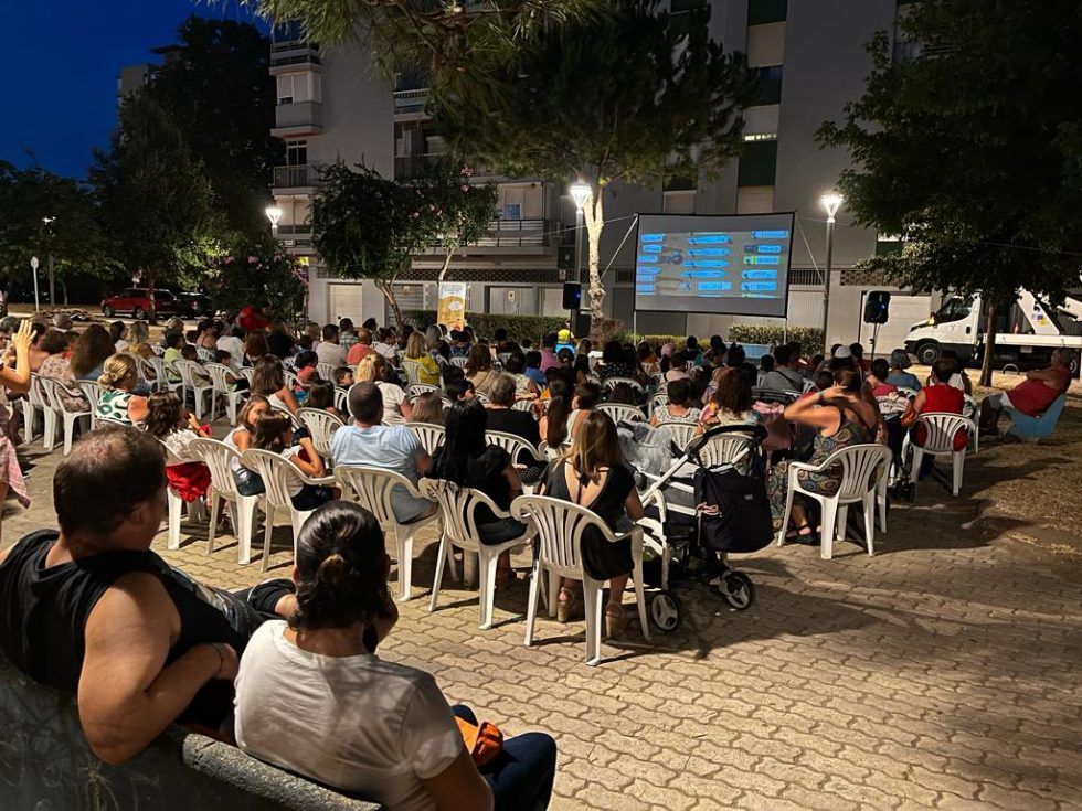 'Cine bajo las estrellas' regresa a las barriadas de Algeciras de la mano de Márgenes y Vínculos.
