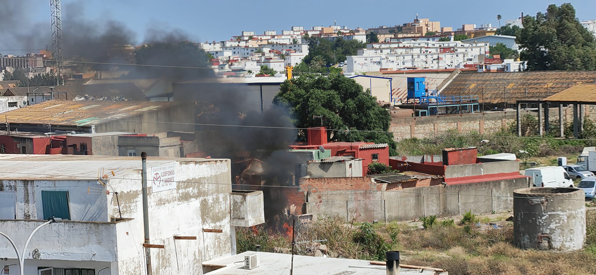 Bomberos sofocan un incendio en un descampado en la avenida Agua Marina de Algeciras. Foto: MJ Armijo Saldaña
