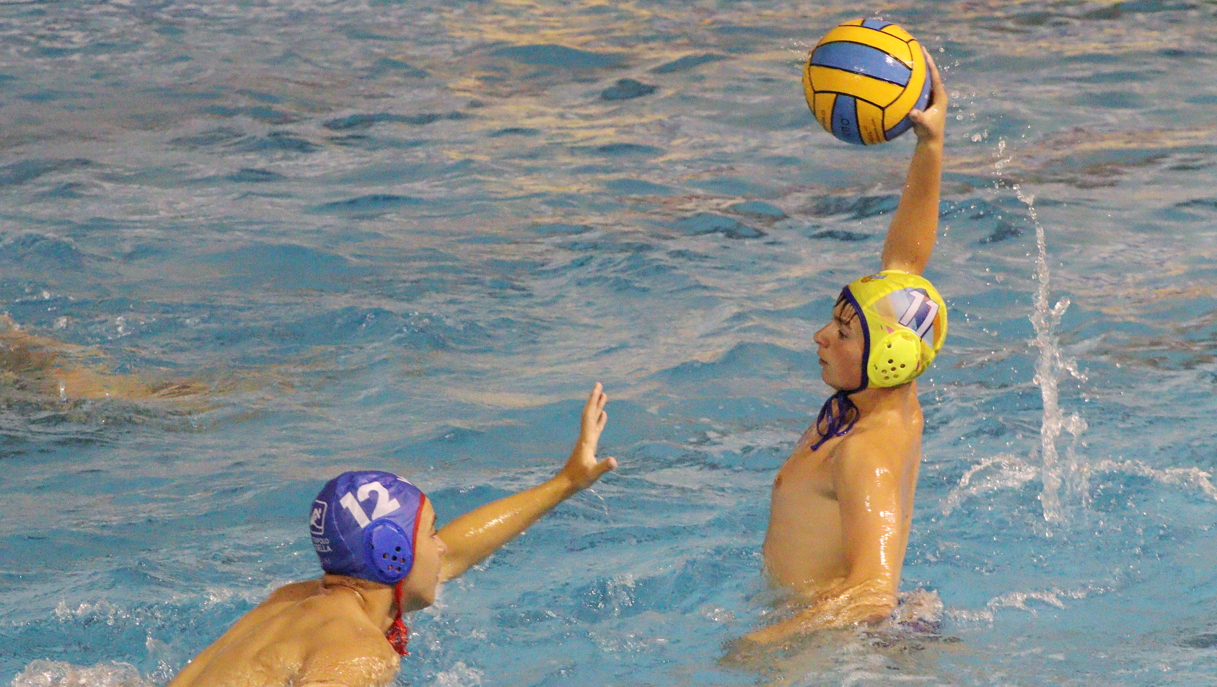 Guille Martínez intenta el lanzamiento ante Pascual García, del Nou Godella en el duelo entre los juveniles del CW Algeciras y los valencianos en el Nacional en casa/Foto: Axel S.C.