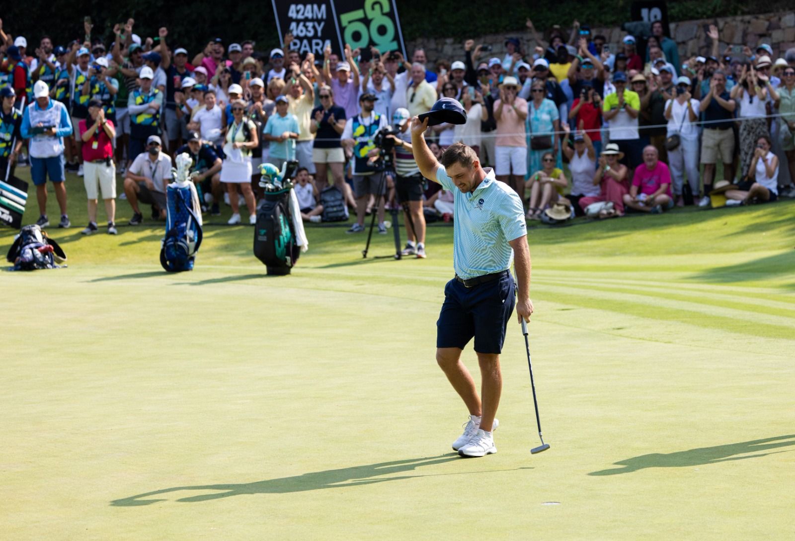 Noticia: Ya están a la venta las entradas del prestigioso torneo LIV Golf Andalucía. Foto de una edición pasada en la que aparece el estadounidense Bryson DeChambeau.