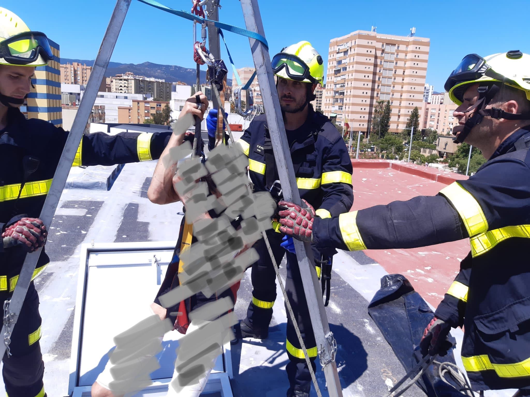 Bomberos rescata a un hombre por tentativa de suicidio en Algeciras.