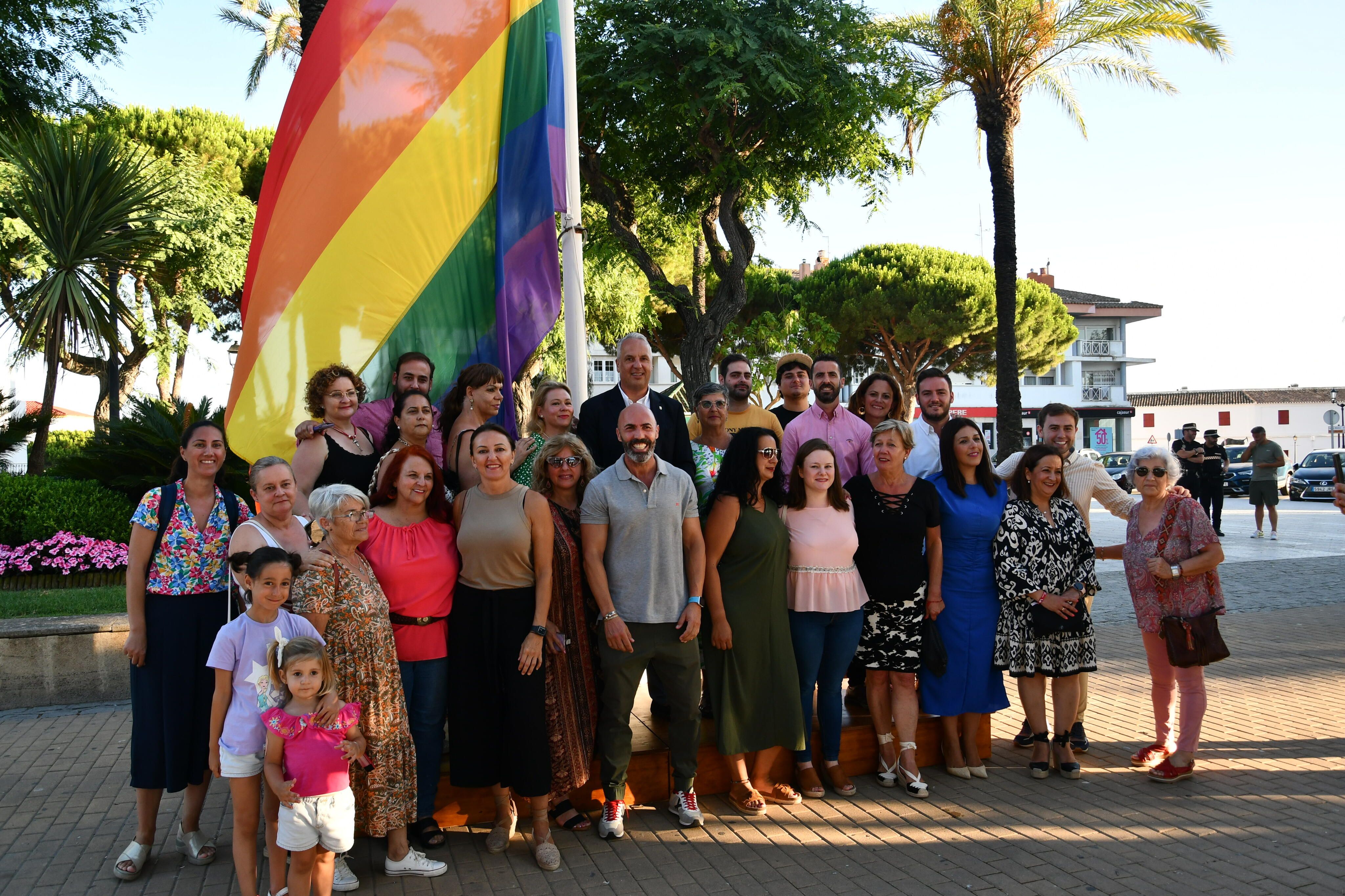 San Roque iza la bandera arcoiris por el Día del Orgullo LGTBI. Imagen de archivo.