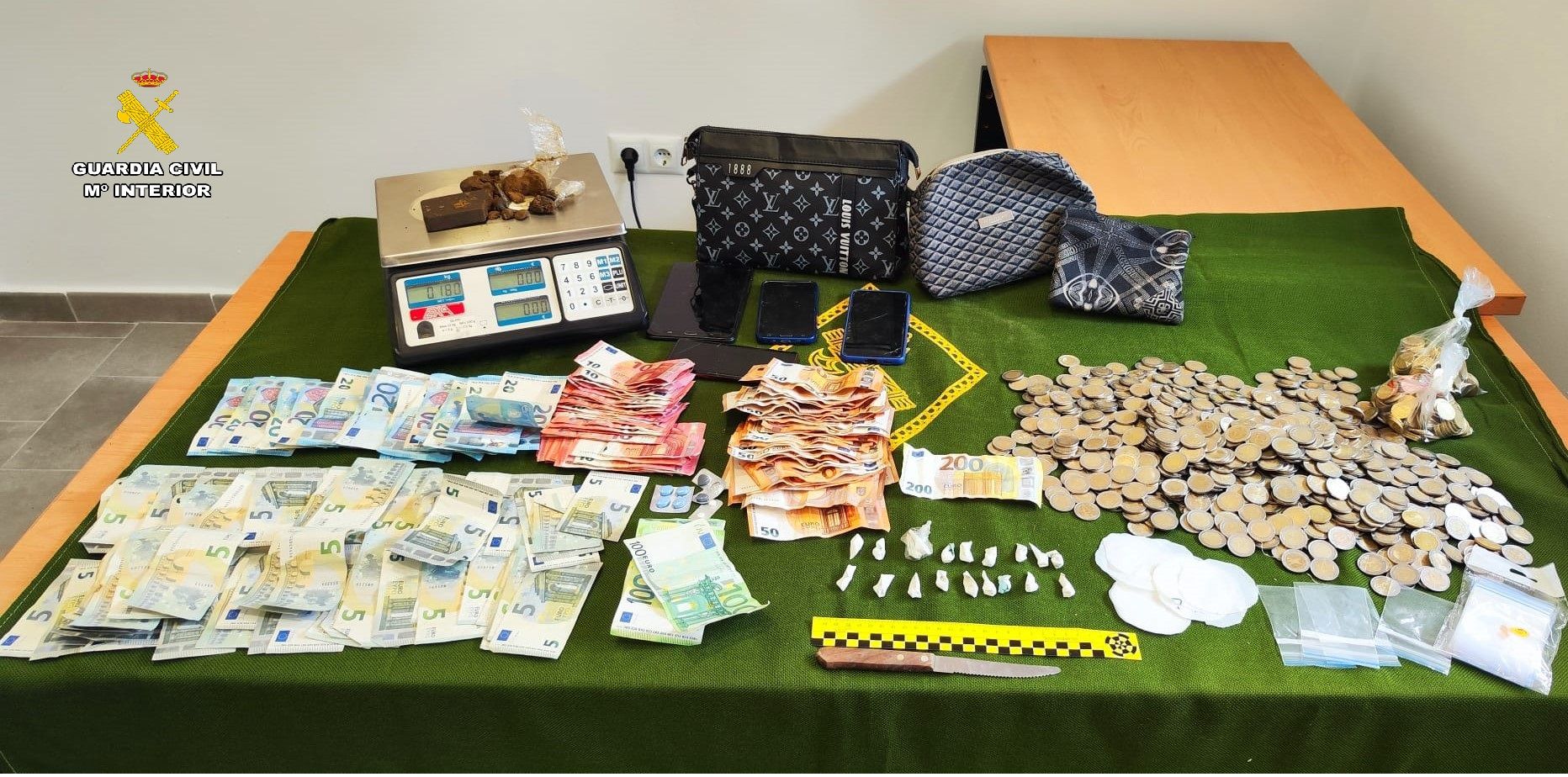 La Guardia Civil desactiva un punto de venta de droga en Los Barrios con dos detenidos