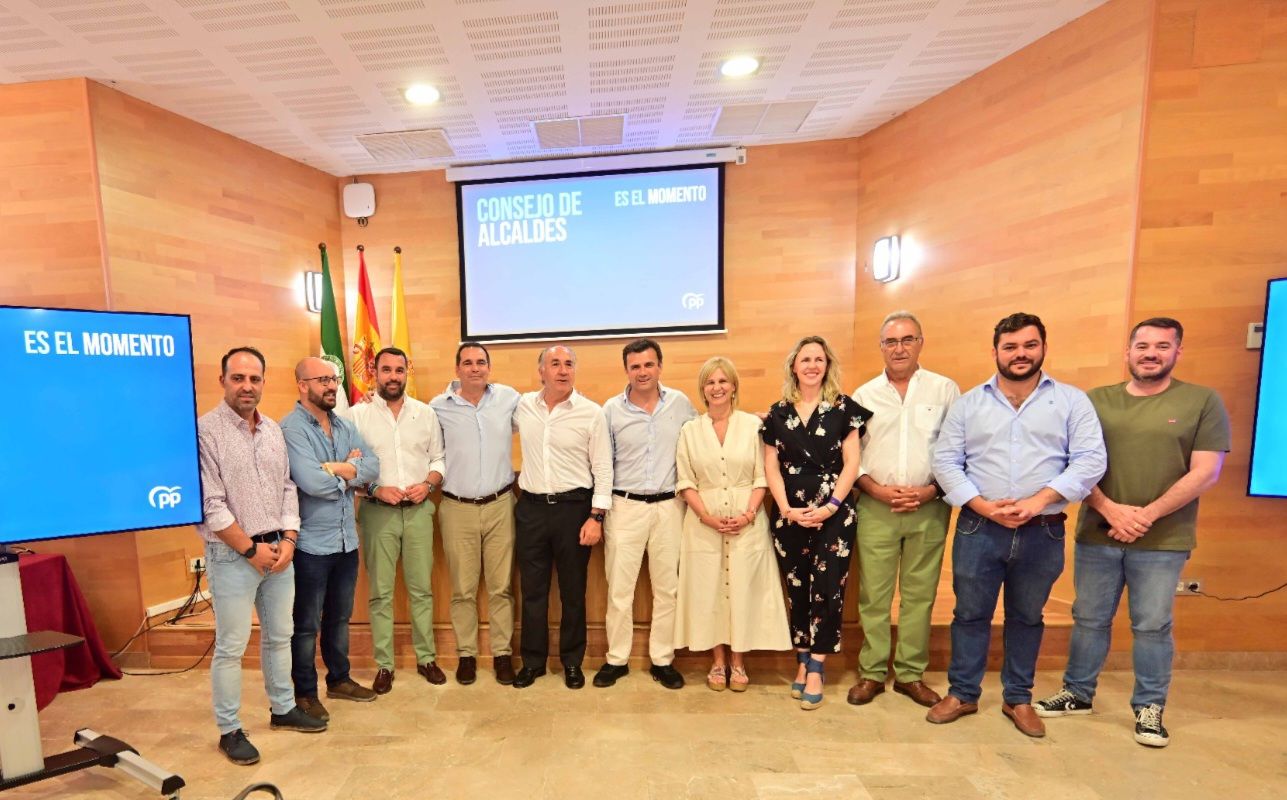 Alcaldes del PP hacen frente común en Algeciras contra Pedro Sánchez y a favor de Feijóo