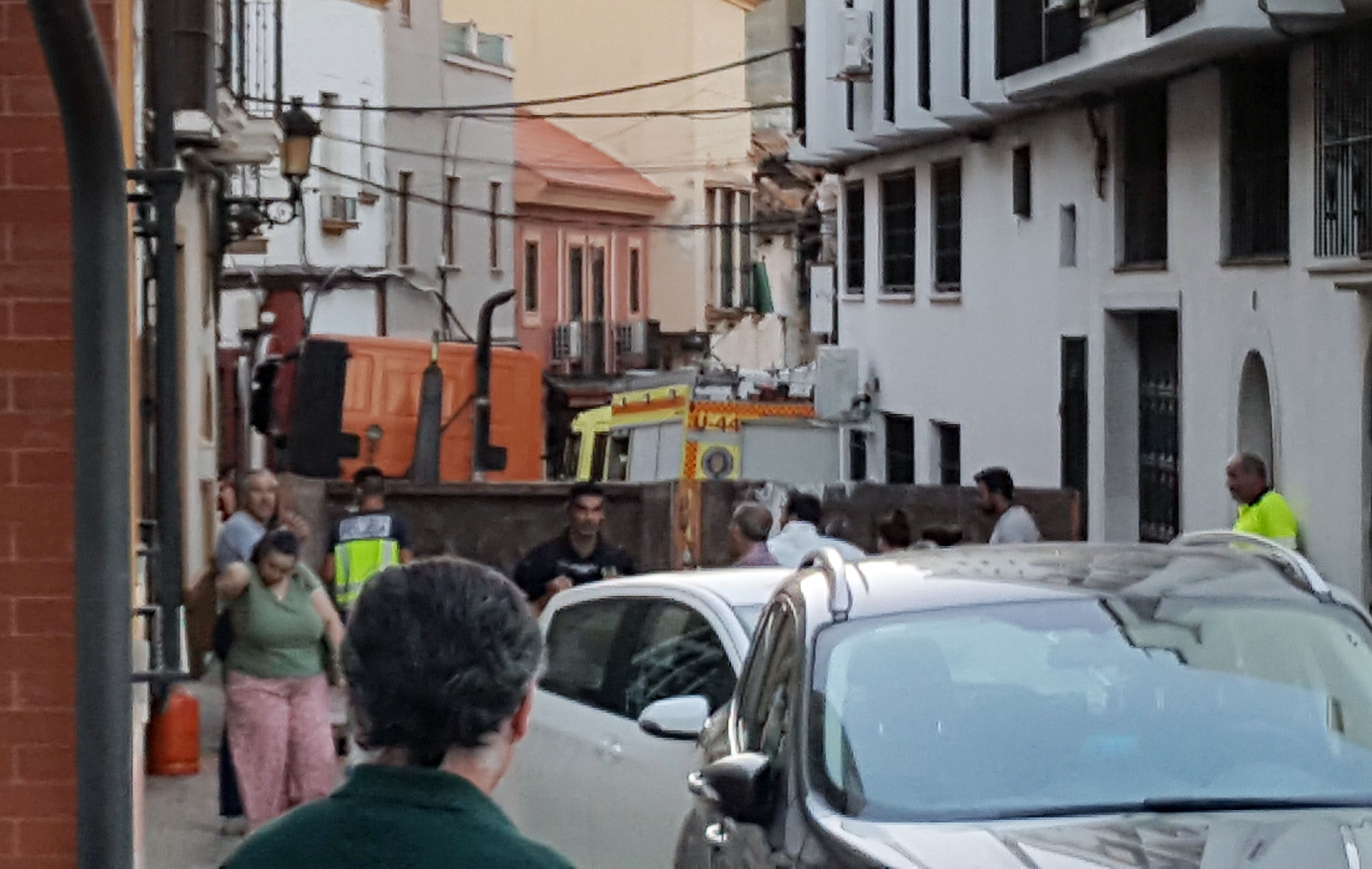 Agentes de la Policía Nacional, Bomberos y vecinos, en el lugar donde se ha encontrado el cadáver en la calle 'José Román' de Algeciras