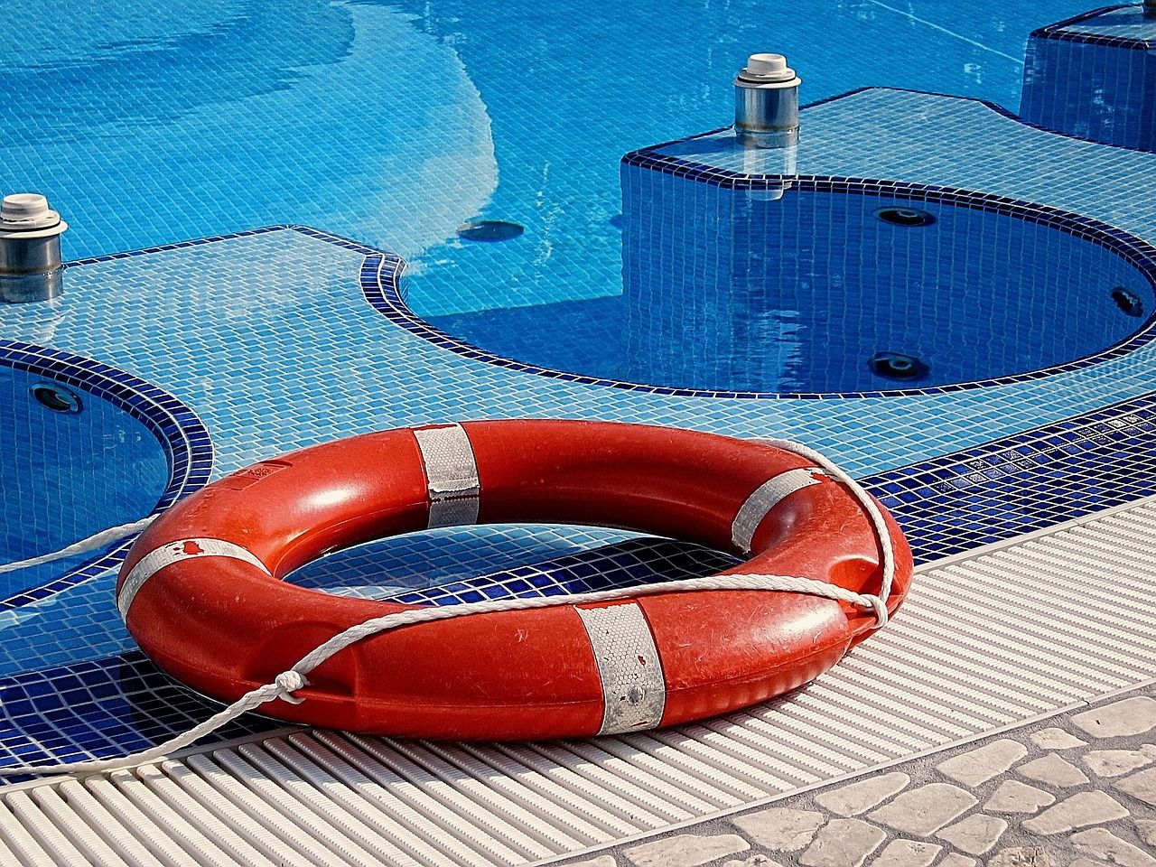 Una doctora del Quirón salva la vida de una niña que cayó accidentalmente a una piscina en Algeciras. Una doctora del Quirón salva la vida de una niña que cayó accidentalmente a una piscina en Algeciras.