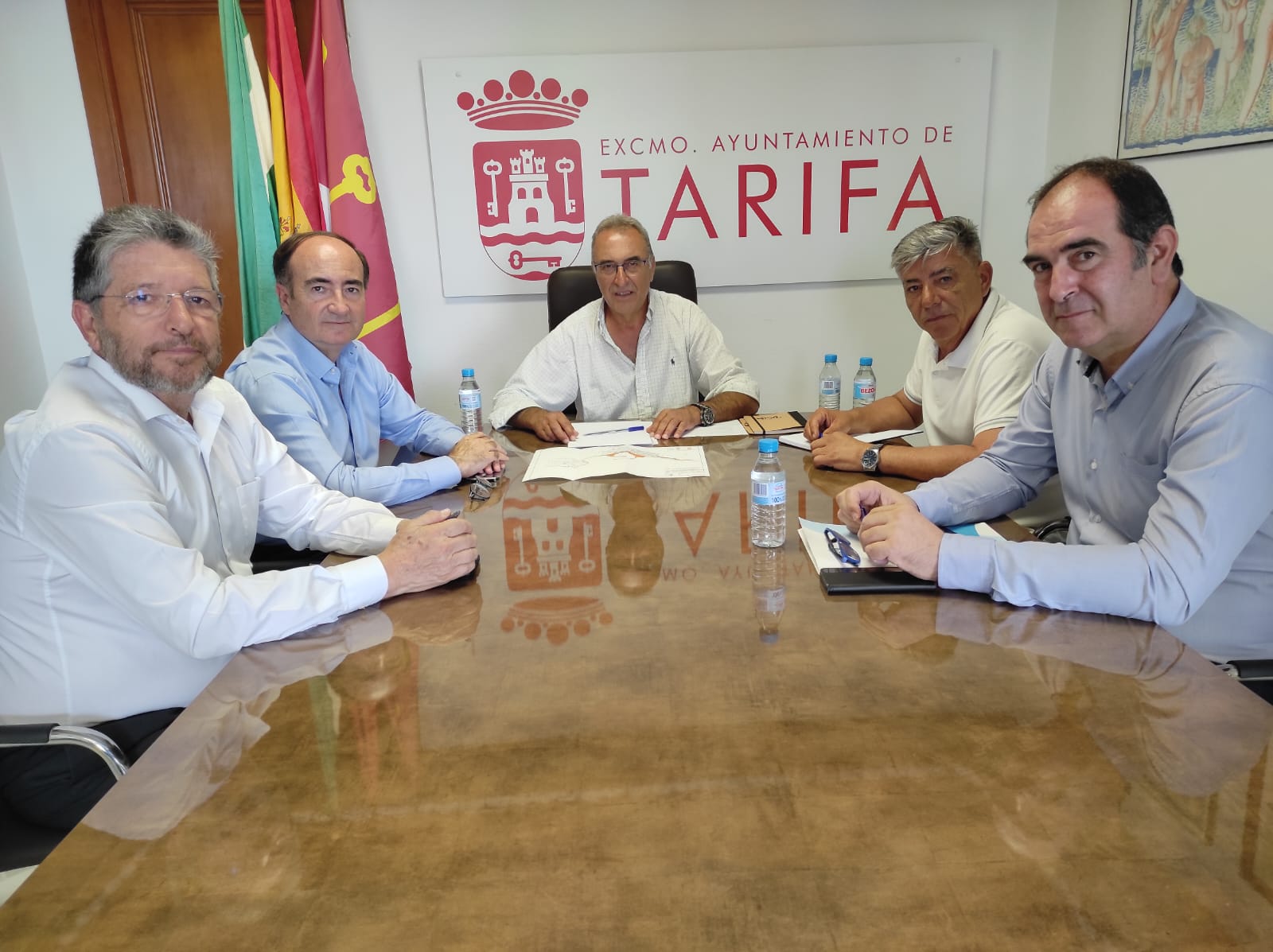 El nuevo ayuntamiento de Tarifa y la APBA tratan la recuperación ambiental y la creación de un paseo en la Caleta