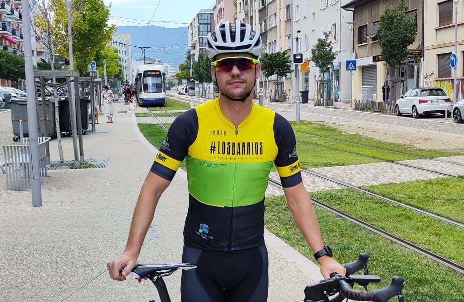 Pedro González, de la Unión Ciclista Los Barrios, en Francia