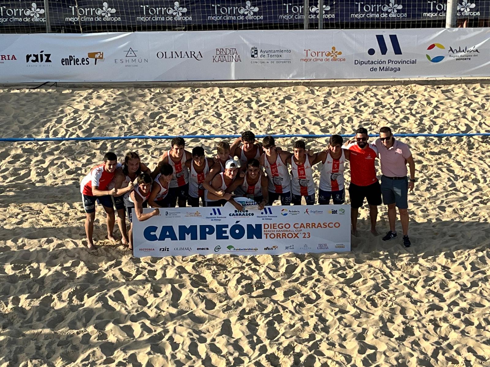 Los jugadores del Tito Elgarbay BMP Algeciras festejan su título en Torrox