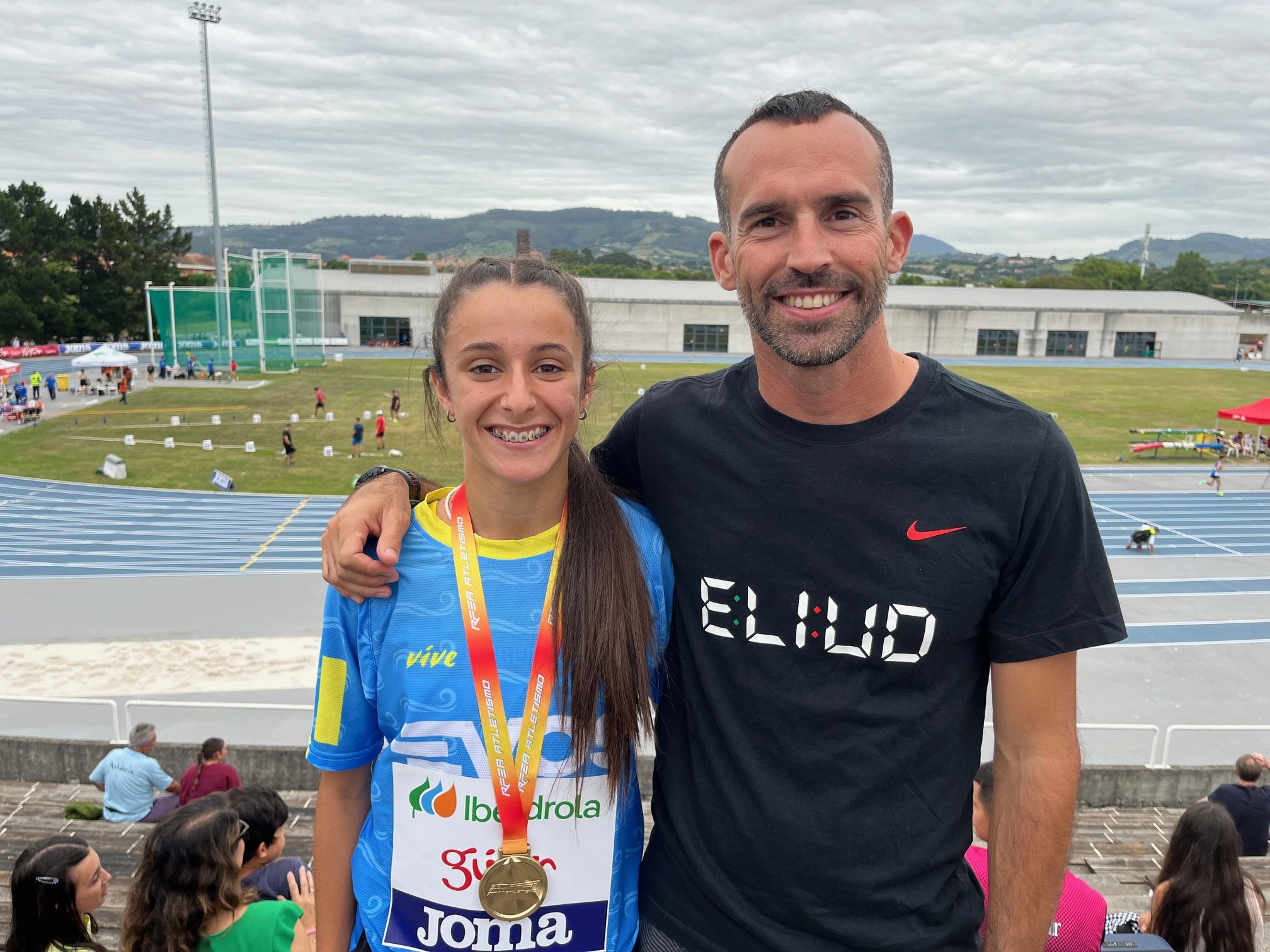 Marina Delgado posa con su medalla de oro en el Nacional sub-18 junto a su entrenador, Saúl Sáez