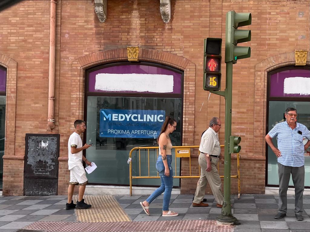 Escaparate del antiguo local de Dentix que anuncia la apertura de Medyclinic, en la calle Ancha. Foto: F. M. 