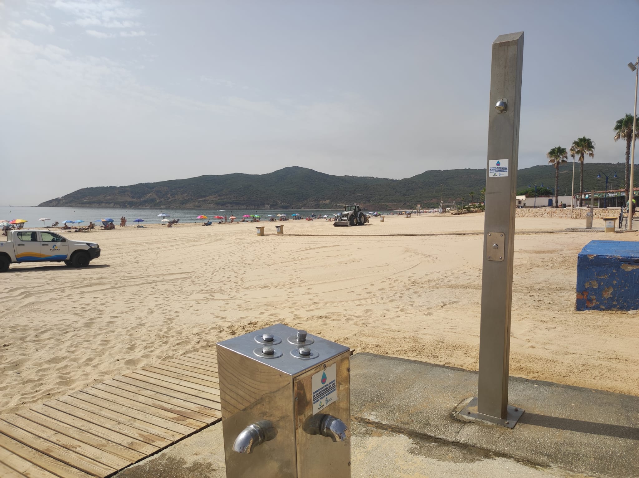 Duchas y lavapiés en la playa de Getares.