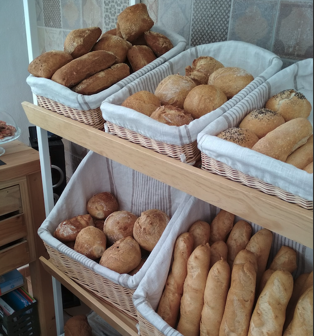 Expositor de pan sin gluten en Eco Bakery Gluten Free. Foto: Eco Bakery Gluten Free Tarifa