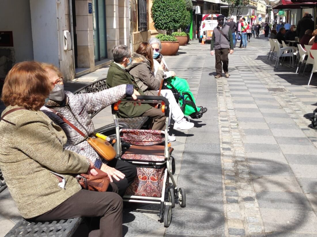 foto covid Personas sentadas en un banco en Algeciras. Foto: F.M.