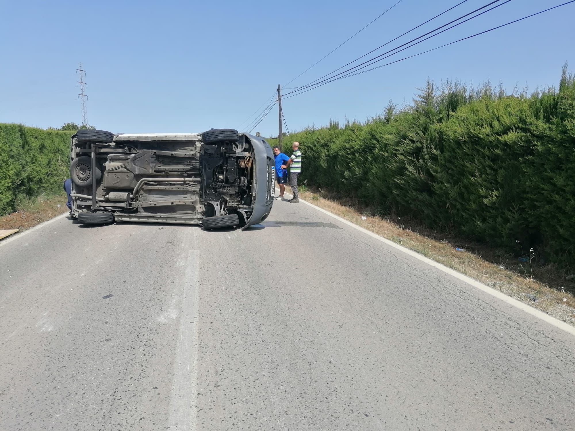 Un herido tras el vuelco de una furgoneta en la carretera entre San Enrique y Tesorillo. Foto: 8Directo.