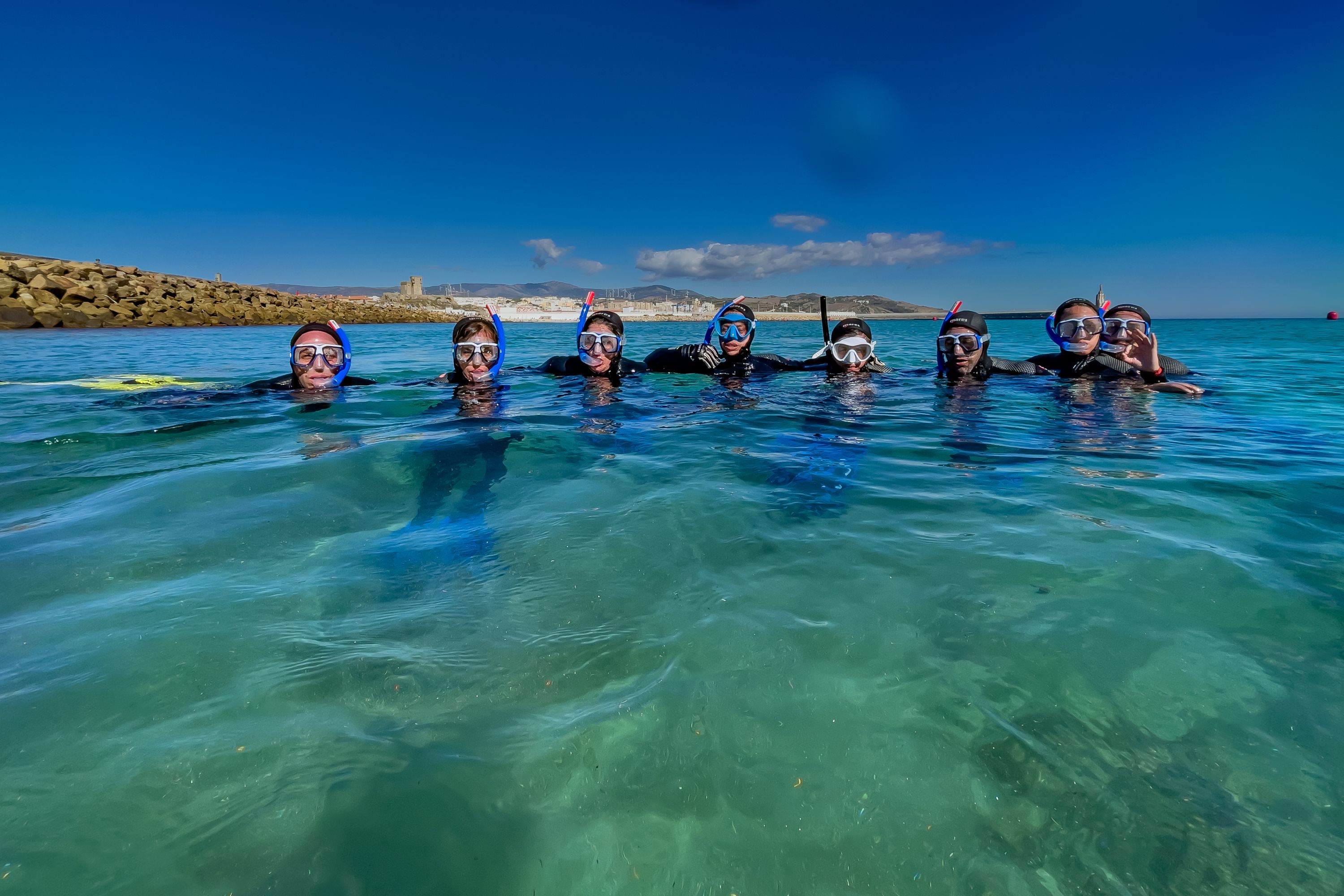 Usuarios practicando snorkel en Tarifa . Foto: Diver Soul Tarifa.