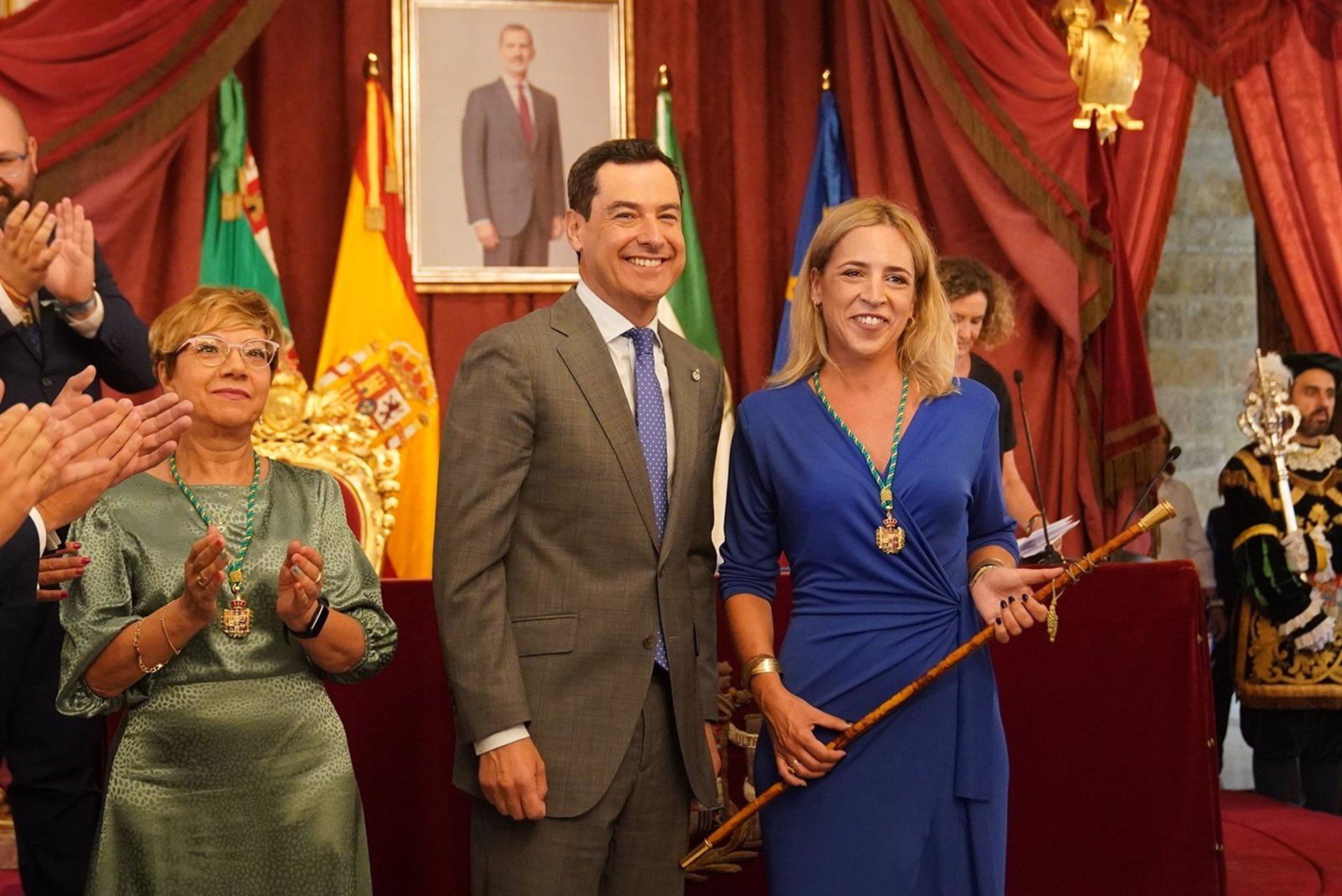 Almudena Martínez, del PP, elegida presidenta de la Diputación con los votos de su partido y La Línea 100x100. Foto: Europa Press.