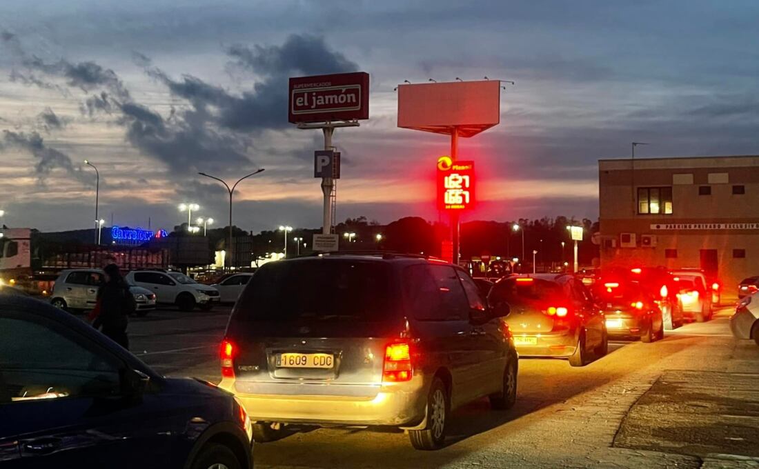 Colas para una gasolinera 1