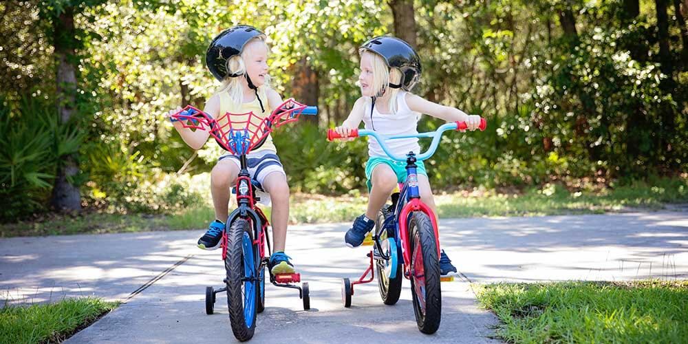 niños en bici