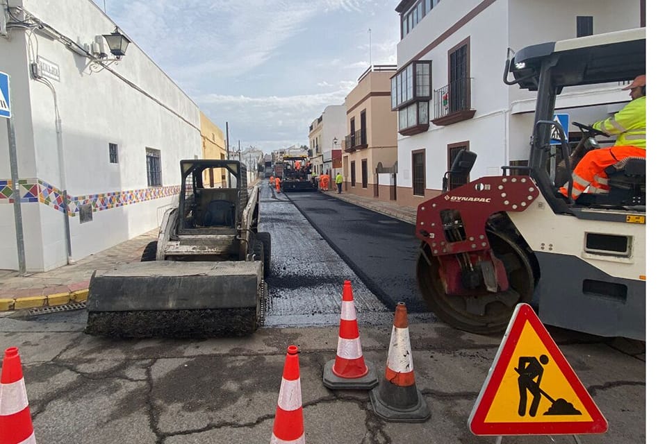 Inician los trabajos de asfaltado en Jimena de la Frontera