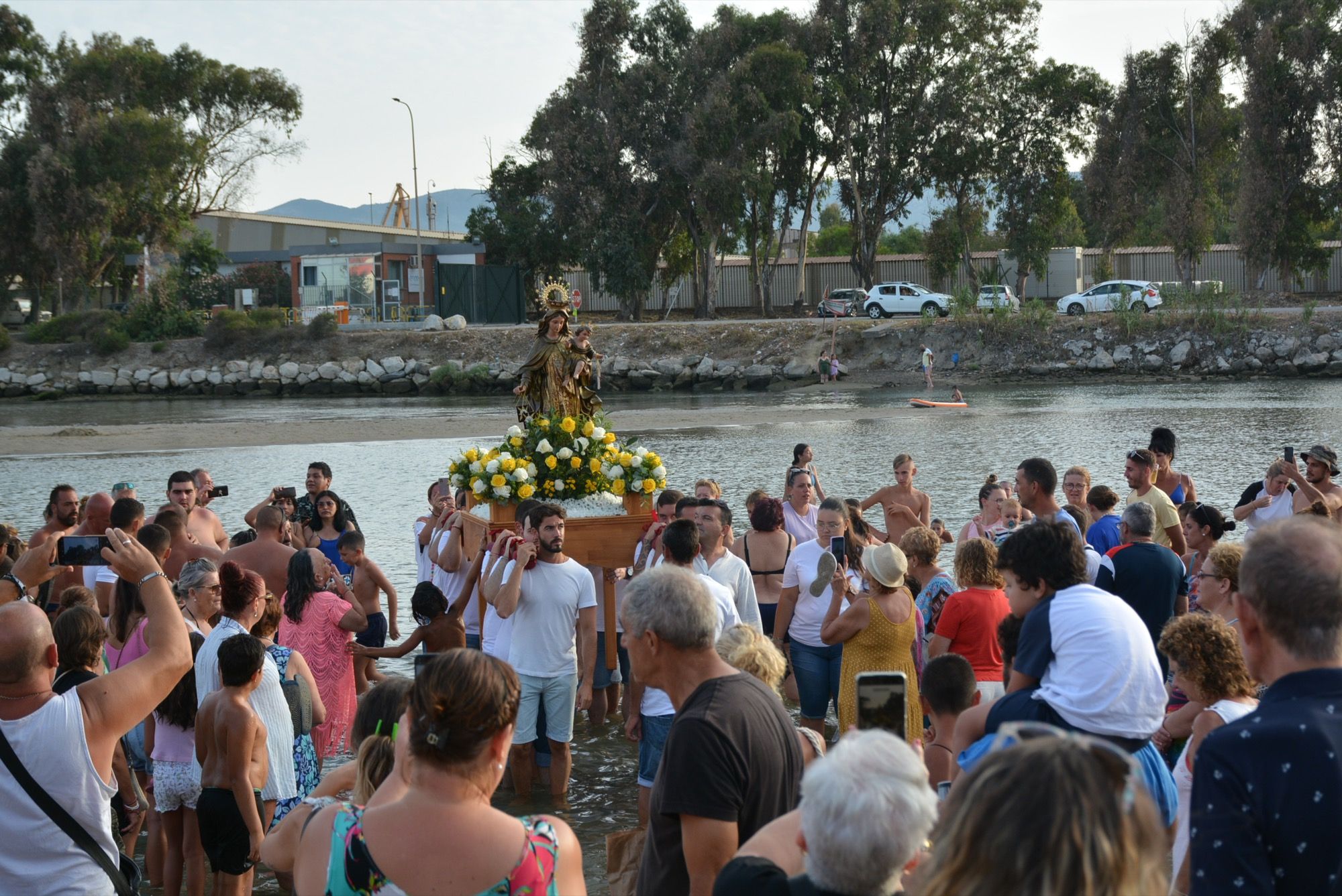 Los vecinos arropan en Guadarranque a la Virgen del Carmen. Foto: Multimedia.