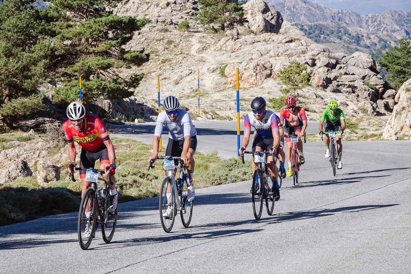 El corredor del Club Ciclista Andalucía Nature, Rafael Antonio Jiménez Márquez, primero por la izquierda en plena Subida al Veleta