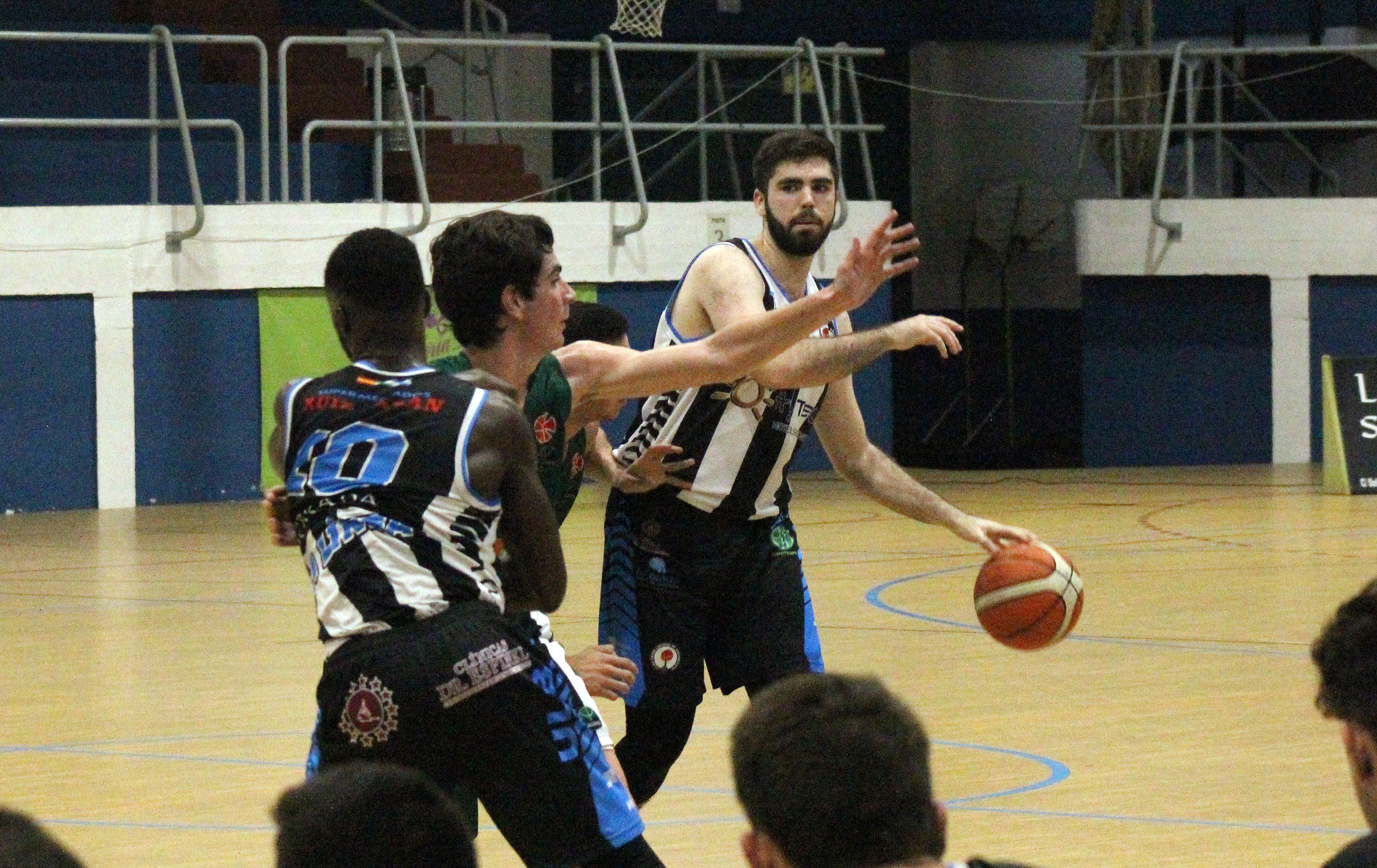 Javi Balastegui, con el balón en su etapa en la ULB, es nuevo jugador de UDEA Algeciras/Foto: Axel S.C.