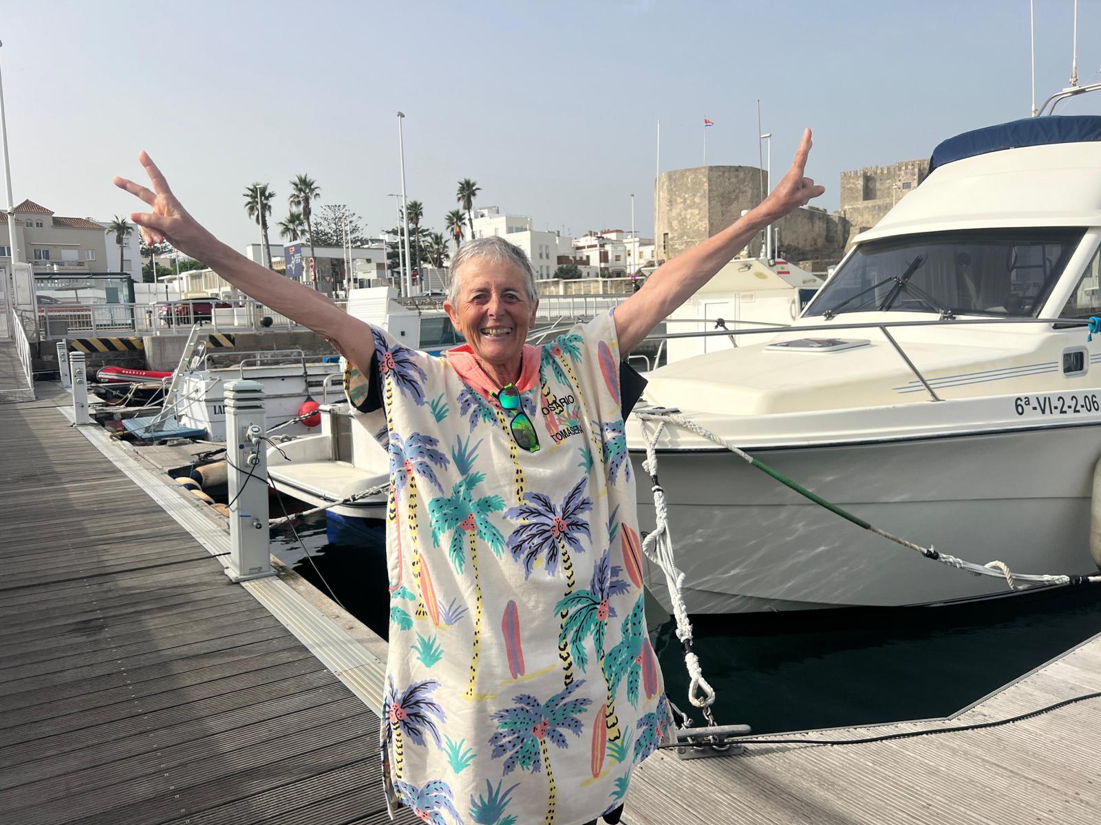 María del Rosario Tomasena Alzuri feliz por haber cruzado el Estrecho a nado a sus 77 años