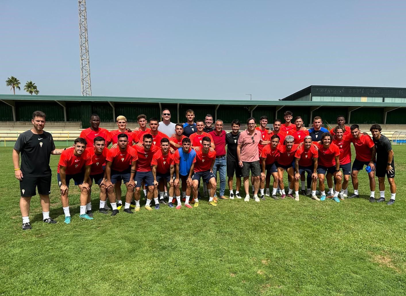 La plantilla del Algeciras CF 23/24 posa en las instalaciones del 'Carlos Piña' de Los Barrios/Foto: AlgecirasCf