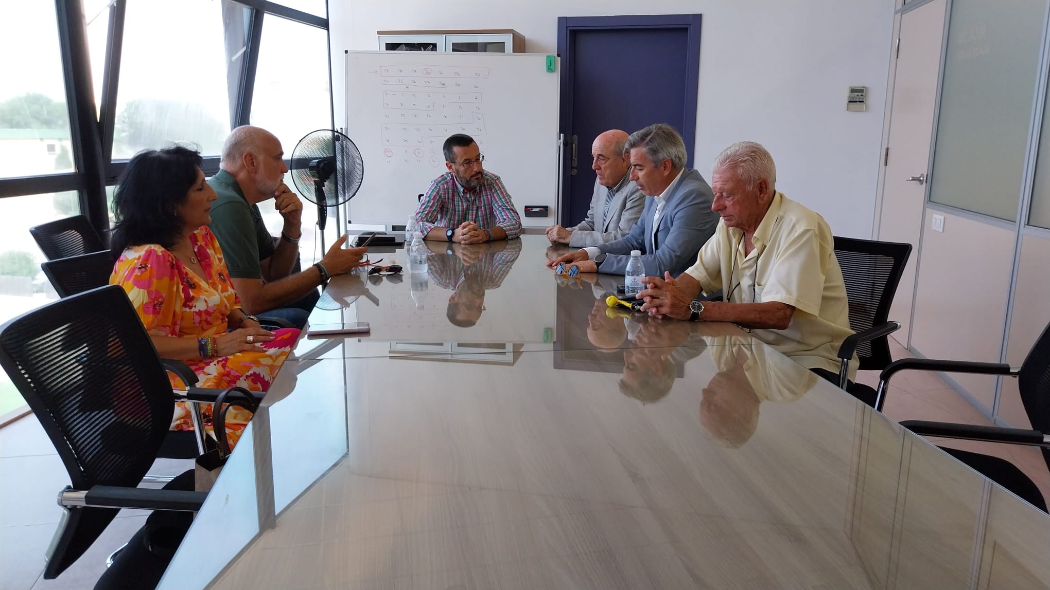 Un momento de la reunión entre Franco, César Vera y Juan Carlos Crespo, candidatos a la presidencia de la RFAF y a la Gaditana respectivamente