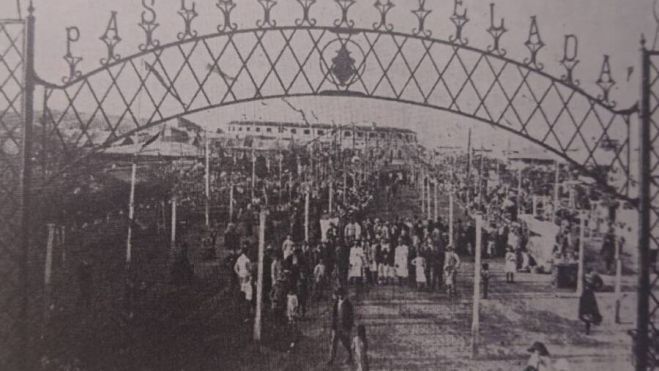 Cinco curiosidades que no sabías sobre la Feria de La Línea. En esta imagen, la Velada y Fiestas de La Línea en su emplazamiento del huerto Pedro-Véjer. Al fondo, la plaza de toros. 