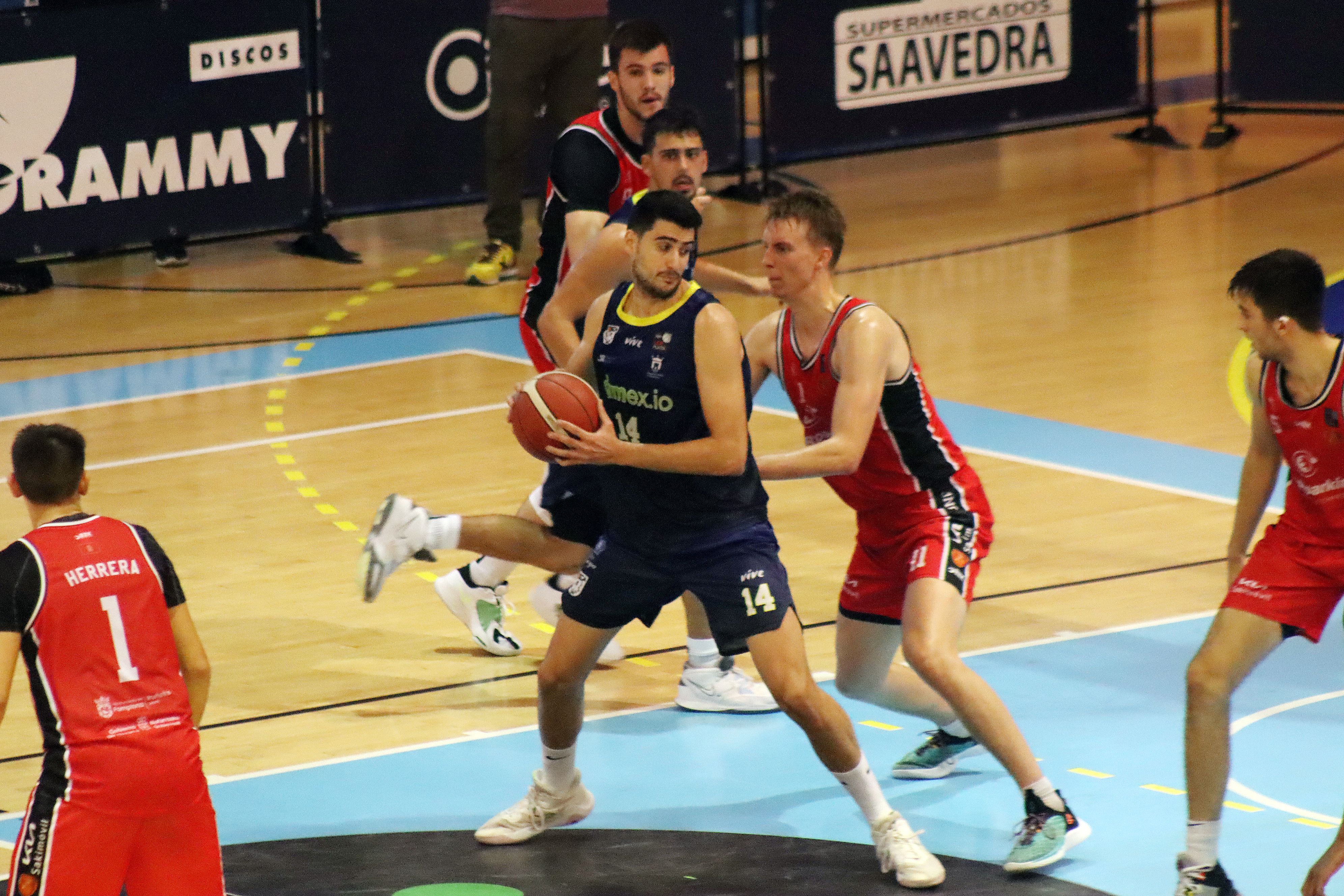 Álex Rodríguez, en la imagen ante Navarra, sigue una temporada más en UDEA Algeciras/Foto. Axel S.C.