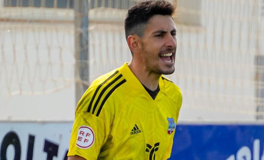 El meta Óscar Santiago puede ser rival de la RB Linense esta temporada