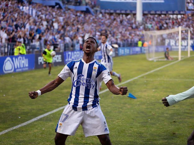 El nigeriano Israel Peter celebra un gol con el Recreativo de Huelva