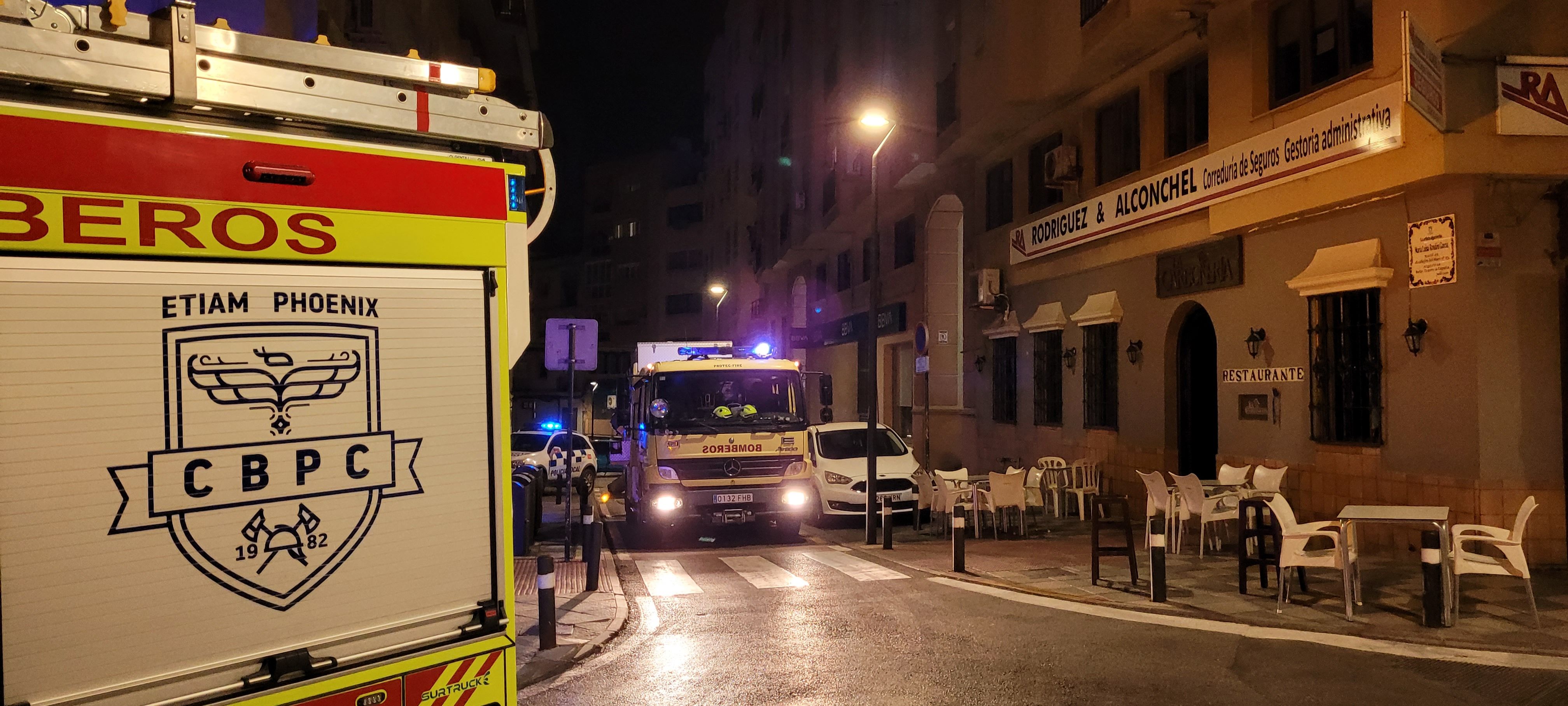 Bomberos en la calle 'Muro'