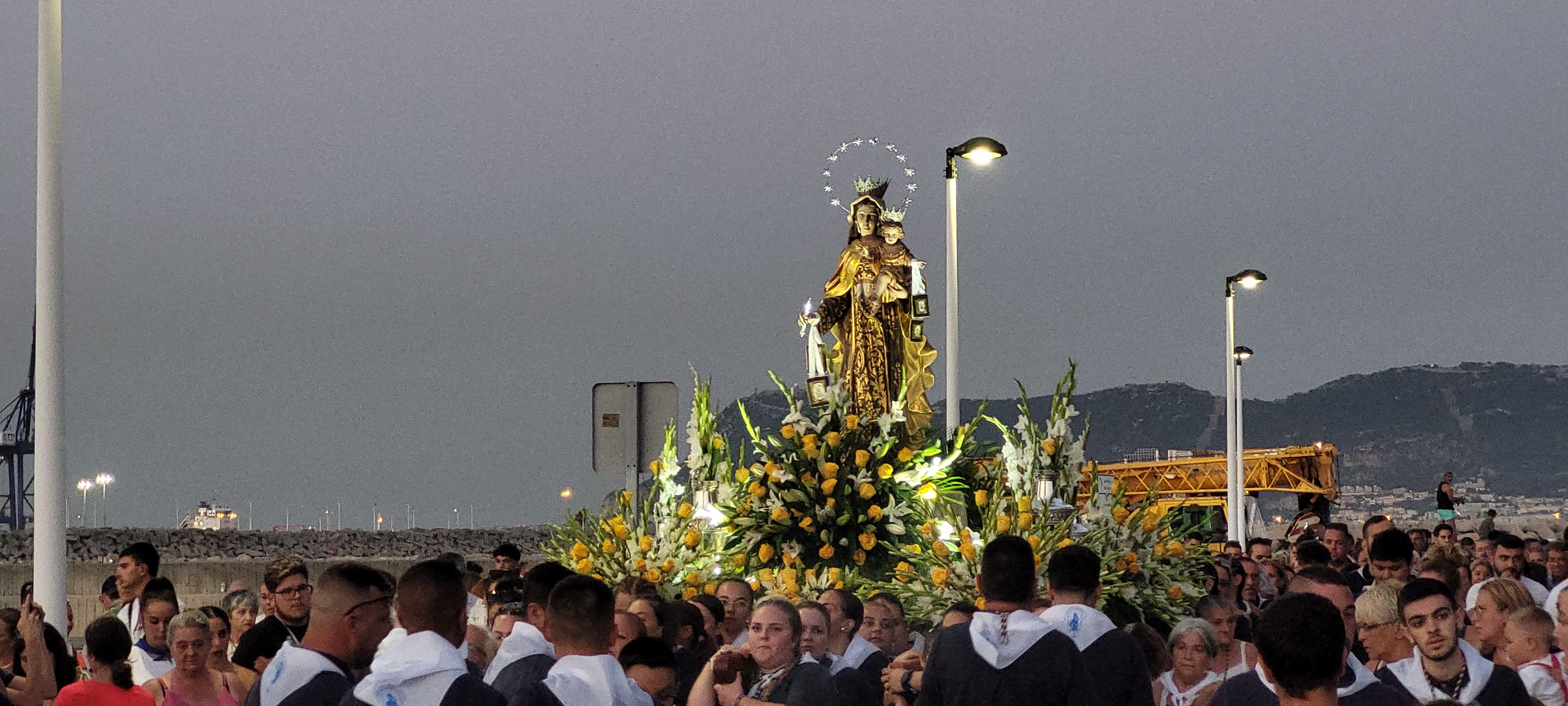 La 'Virgen del Carmen' de la barriada de 'Pescadores' procesiona por la dársena de El Saladillo