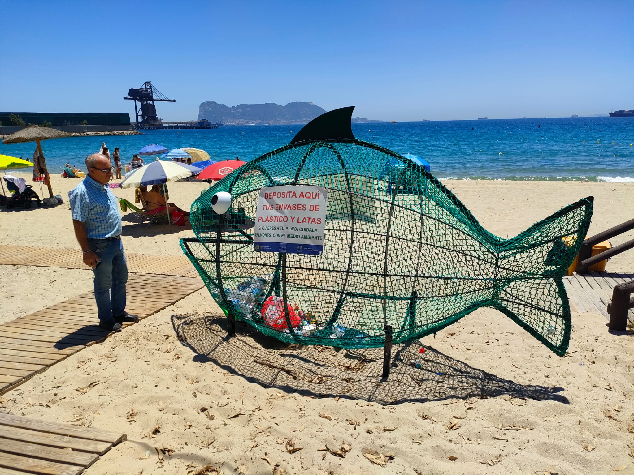Instalados dos peces ‘comeplásticos’ en la playa de Palmones.