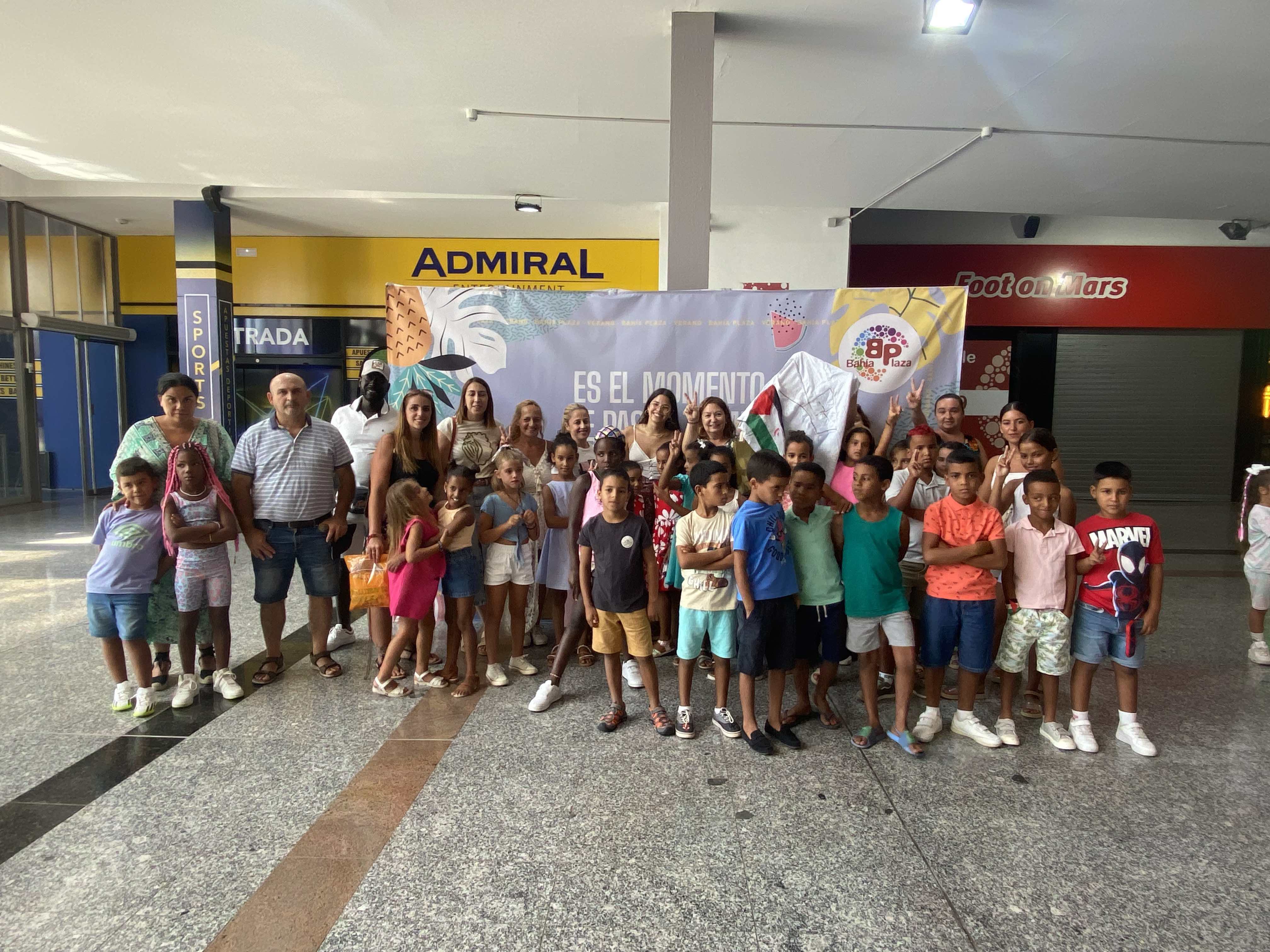 Los niños saharauis del programa 'Vacaciones en Paz' se van al cine.