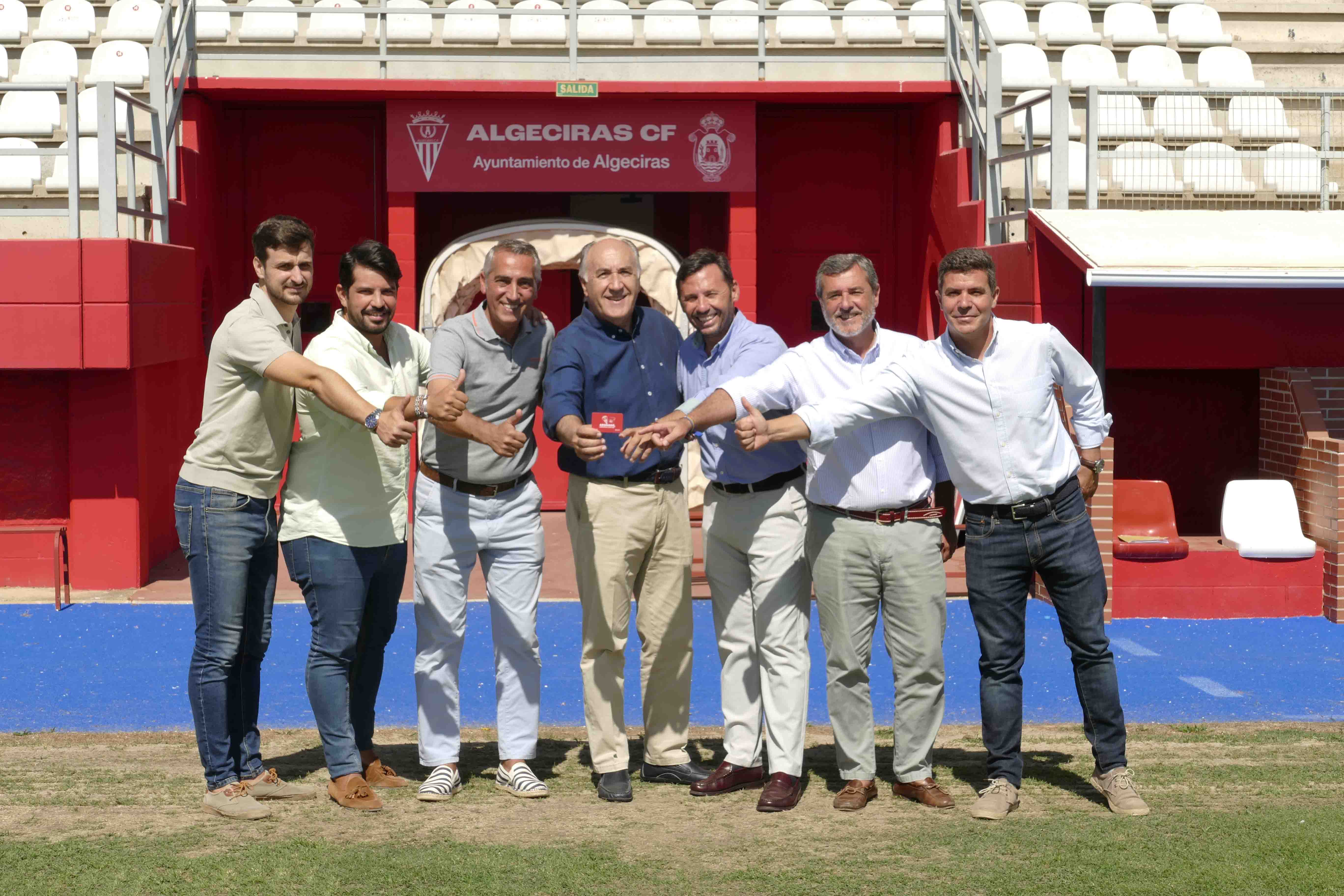 José Ignacio Landaluce y varios ediles apoyan la campaña de abonados 2023/2024 del Algeciras CF