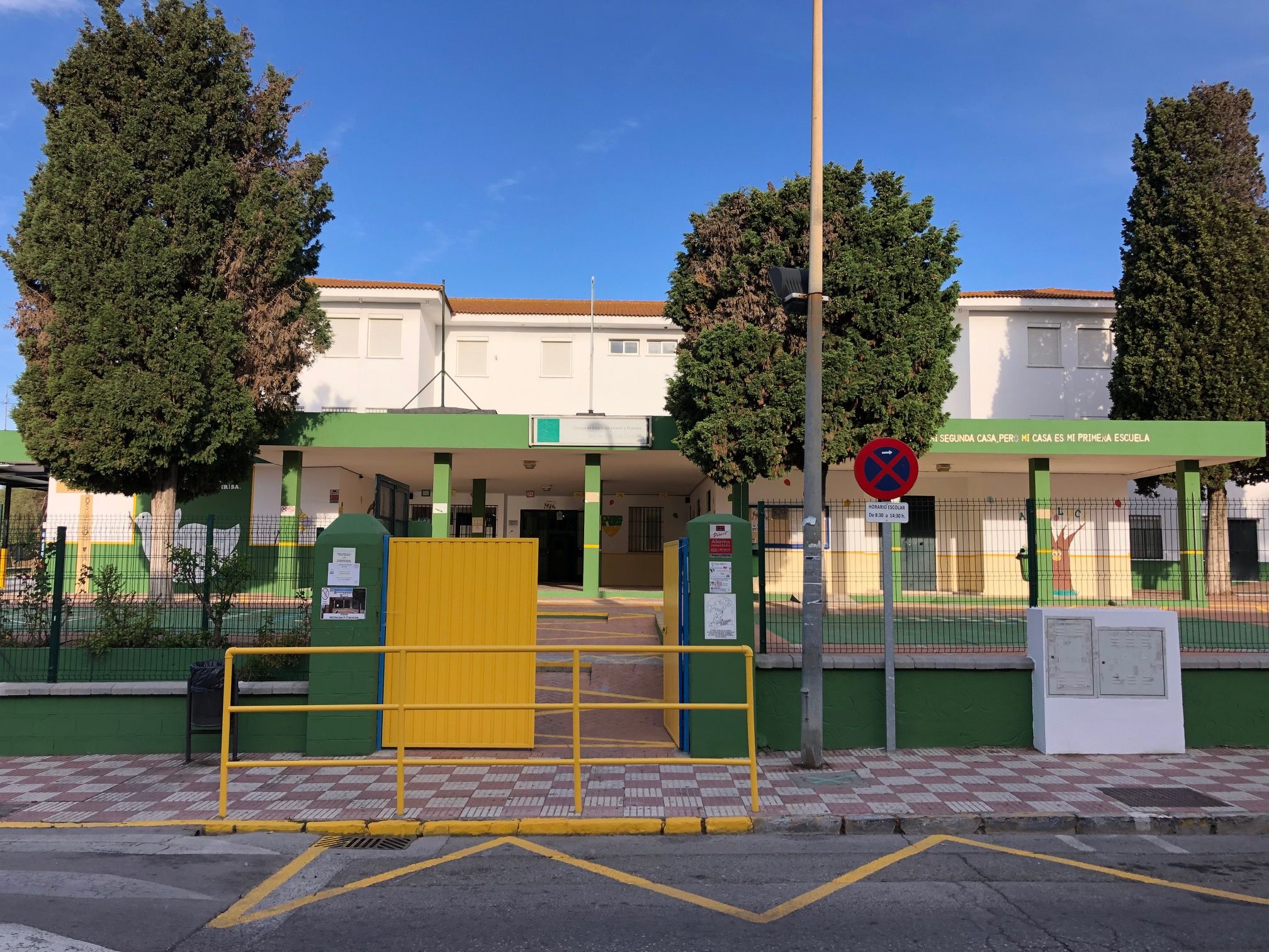 Los Barrios saca a licitación el servicio de limpieza en los colegios por más de 400.000 euros.