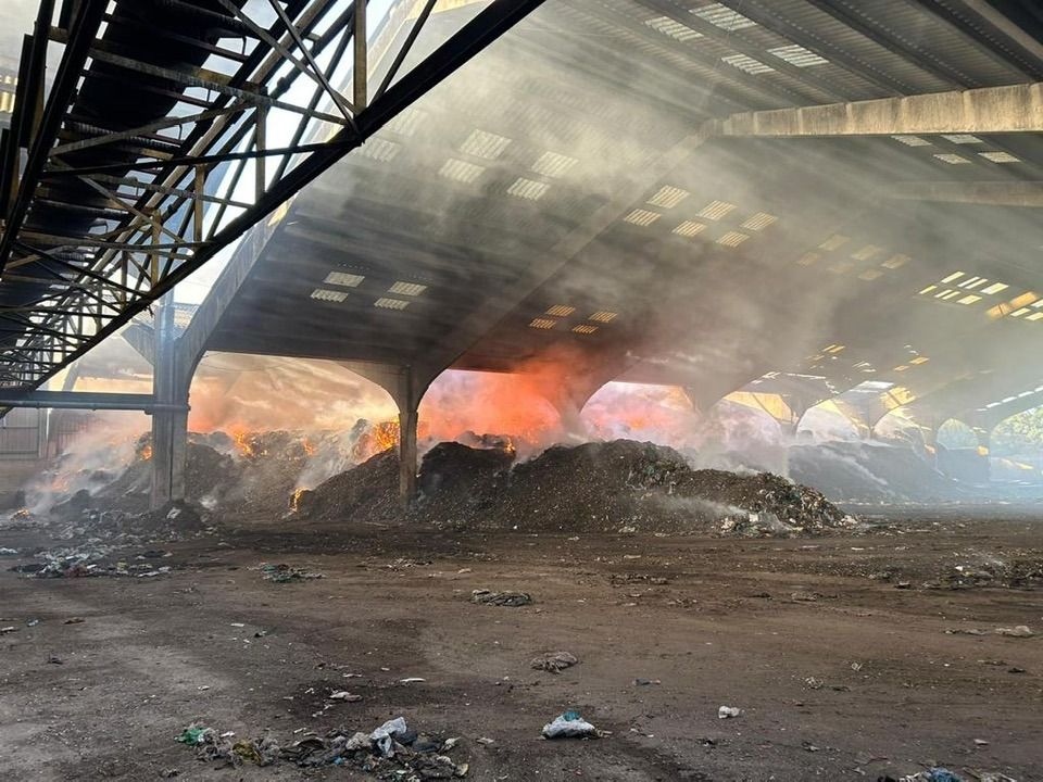 Bomberos sofocan un incendio en el vertedero de Los Barrios.