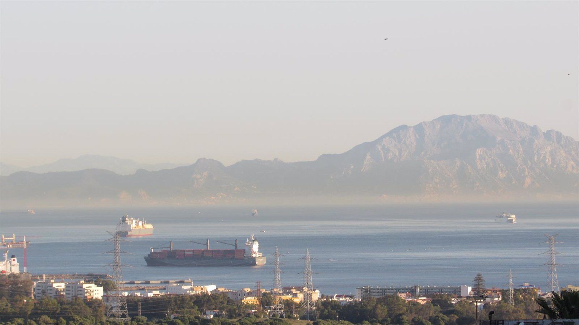 Imagen de archivo. Verdemar alerta de una "nube tóxica" en el Estrecho de Gibraltar procedente de buques.