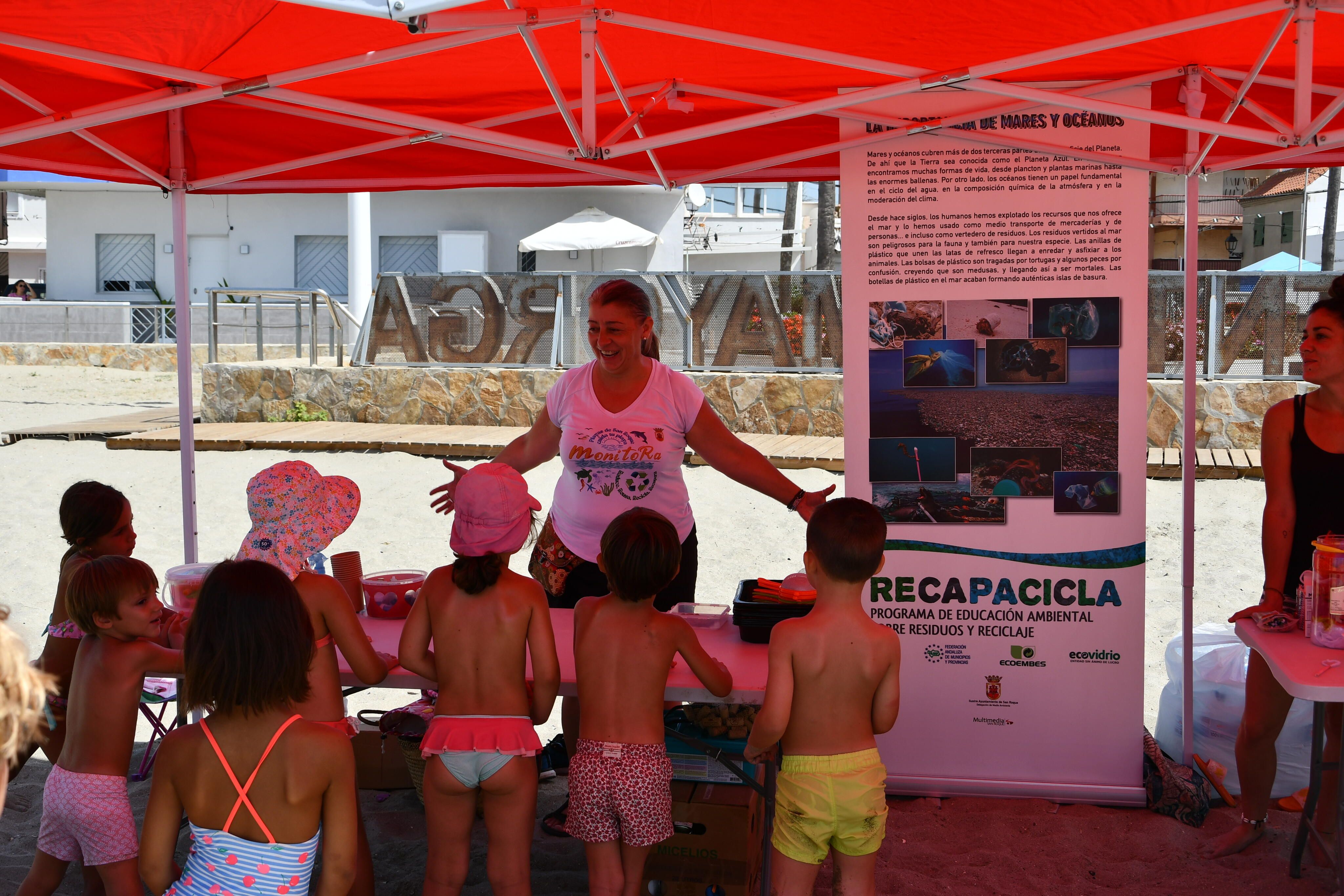 'Recapacicla' enseña a los pequeños a respetar el medio ambiente en las playas.