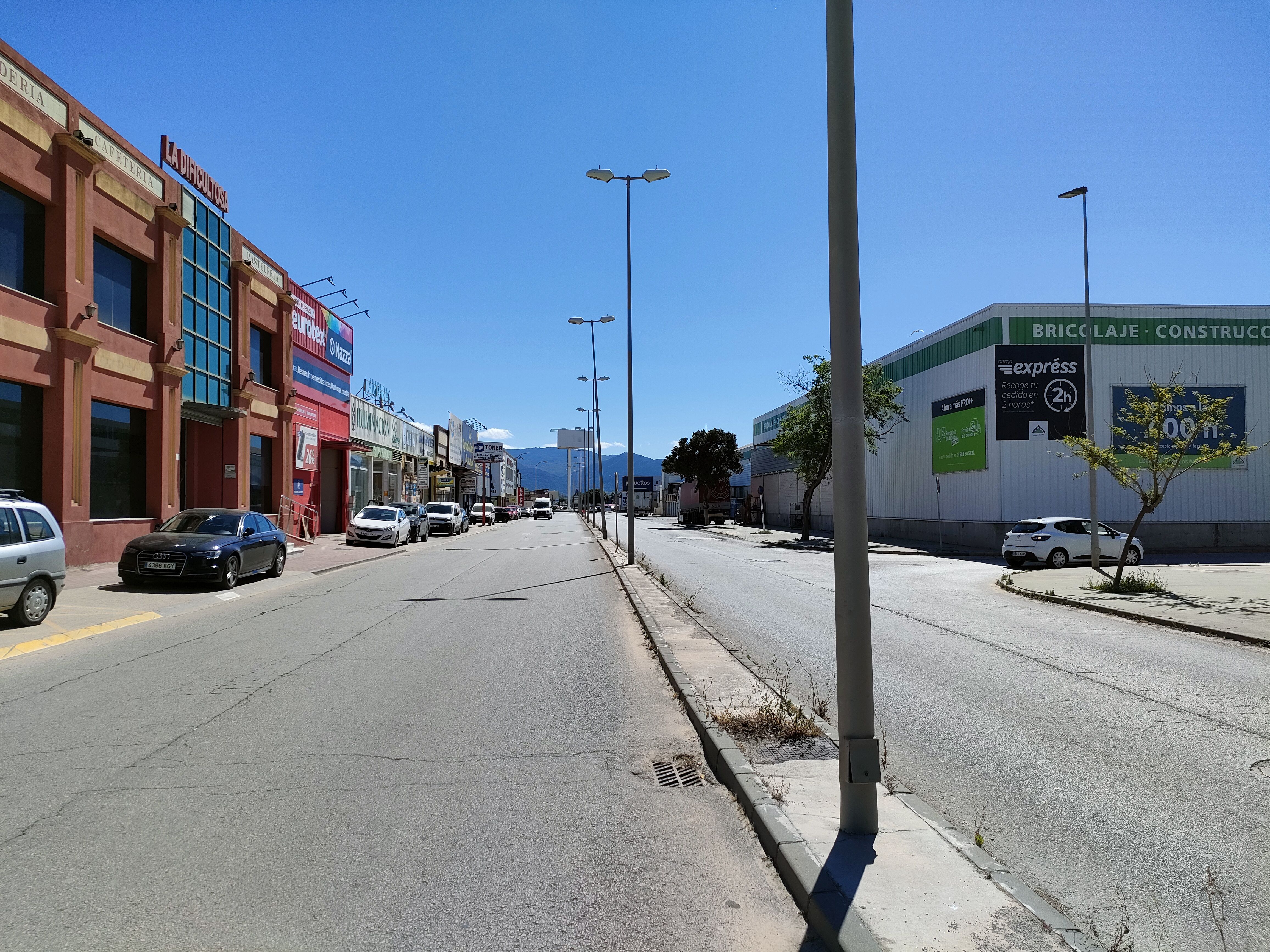 El plan de asfaltado llega a las calles del polígono de Palmones.